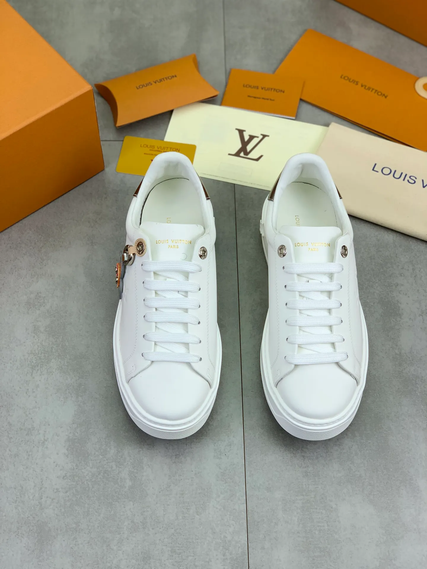 Factory price P700 💶 Top version [LOUIS VUITTON] Couple 🧑‍🤝‍🧑 Craftsman style Counter series (original order) New style 🍀LV Louis Vuitton - top version LV classic high-top trendy shoes! Made of imported original craft calfskin, original breathable lining, and original wear-resistant, lightweight, high-end TPU outsole! High quality products! 3️⃣ colors available, code numbers: female 35-39, male 39-44 (female 40, male 45 46 customized)